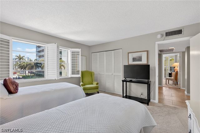 5 Bluebill AVE 201, Naples, FL 34108