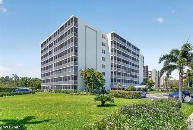 5 Bluebill AVE 201, Naples, FL 34108
