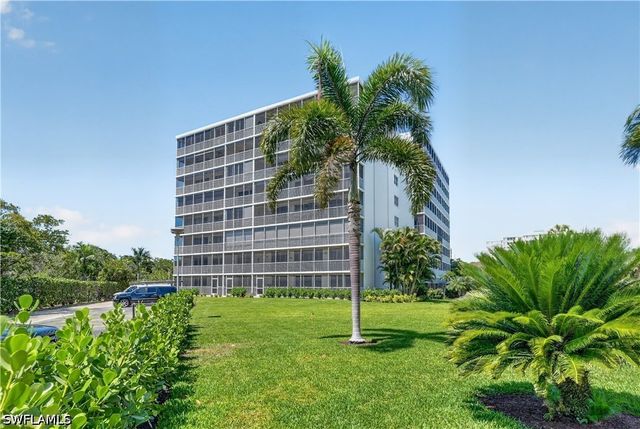 5 Bluebill AVE 201, Naples, FL 34108