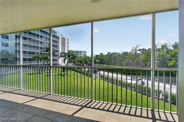 5 Bluebill AVE 201, Naples, FL 34108