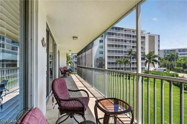 5 Bluebill AVE 201, Naples, FL 34108