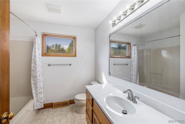 5346 Oakridge Drive, Hamburg, NY 14075