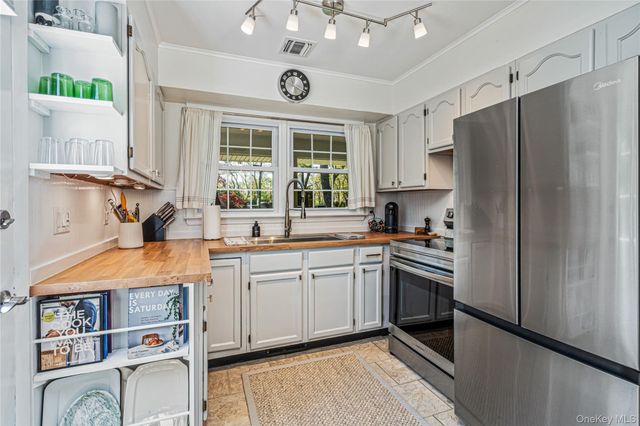 20 Shinnecock Lane, Hampton Bays, NY 11946