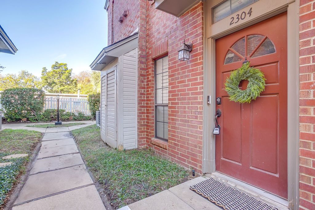 2304 Kenley Street, Fort Worth, TX 76107