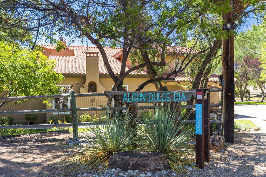 7437 Rio Grande Boulevard NW, Los Ranchos, NM 87107
