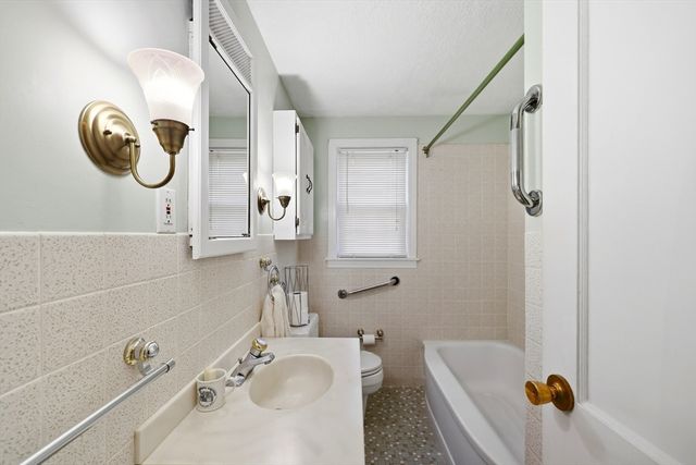 92 Massreco St, Springfield, MA 01109