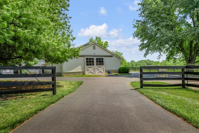 595 Moores Mill Road, Midway, KY 40347