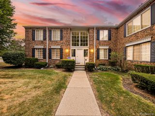 635 E Fox Hills Drive, Bloomfield Hills, MI 48304