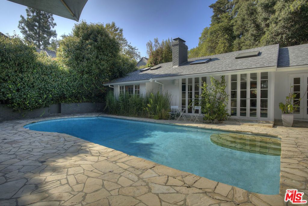 Image 10 of property listing at 2761 Hutton Drive, Los Angeles, CA 90210