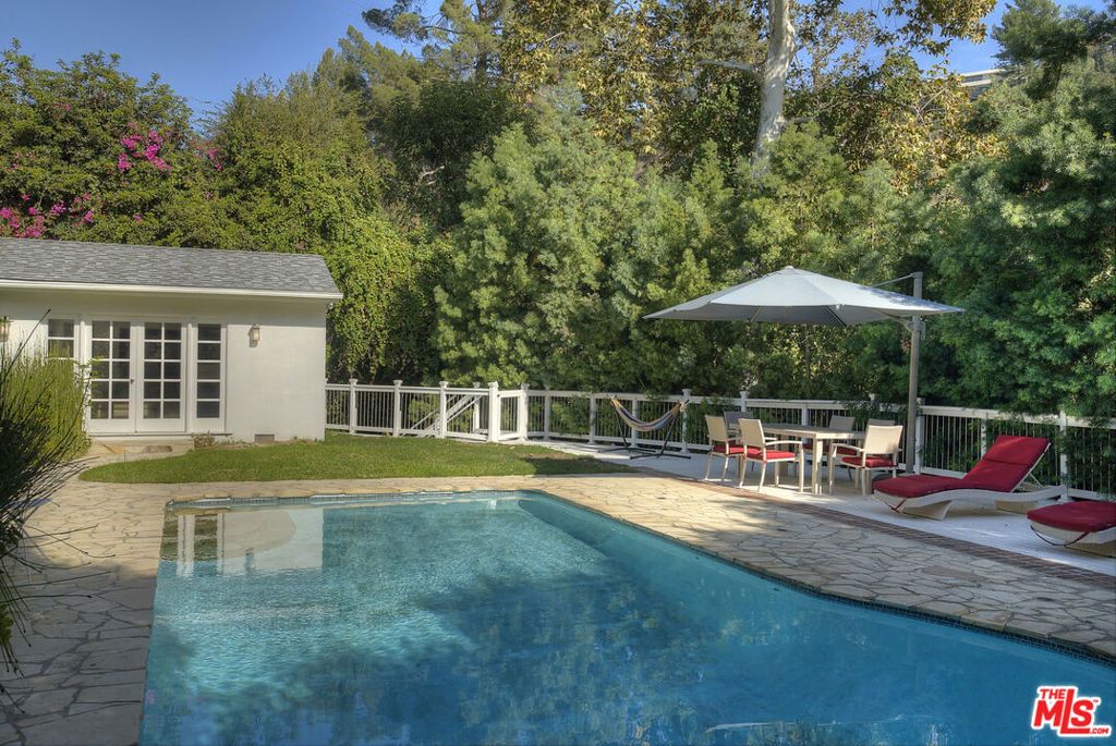 Image 11 of property listing at 2761 Hutton Drive, Los Angeles, CA 90210