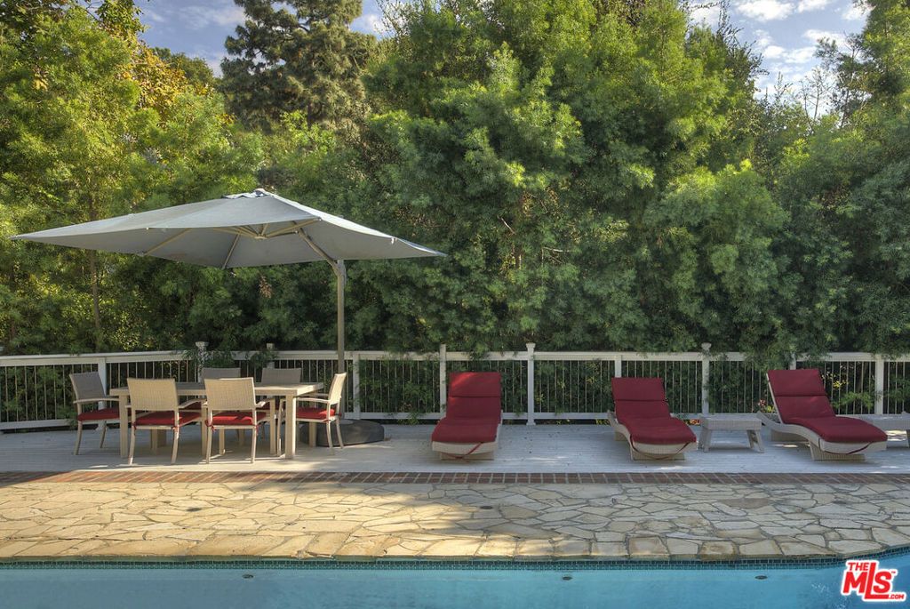 Image 13 of property listing at 2761 Hutton Drive, Los Angeles, CA 90210
