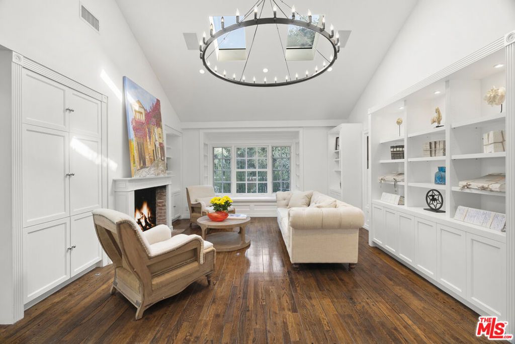Image 14 of property listing at 2761 Hutton Drive, Los Angeles, CA 90210
