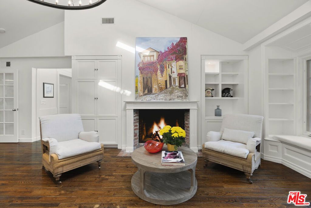 Image 15 of property listing at 2761 Hutton Drive, Los Angeles, CA 90210