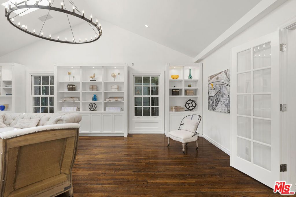 Image 16 of property listing at 2761 Hutton Drive, Los Angeles, CA 90210