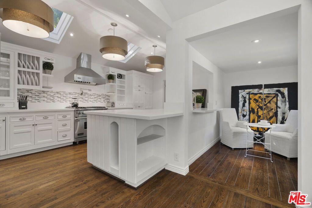 Image 17 of property listing at 2761 Hutton Drive, Los Angeles, CA 90210