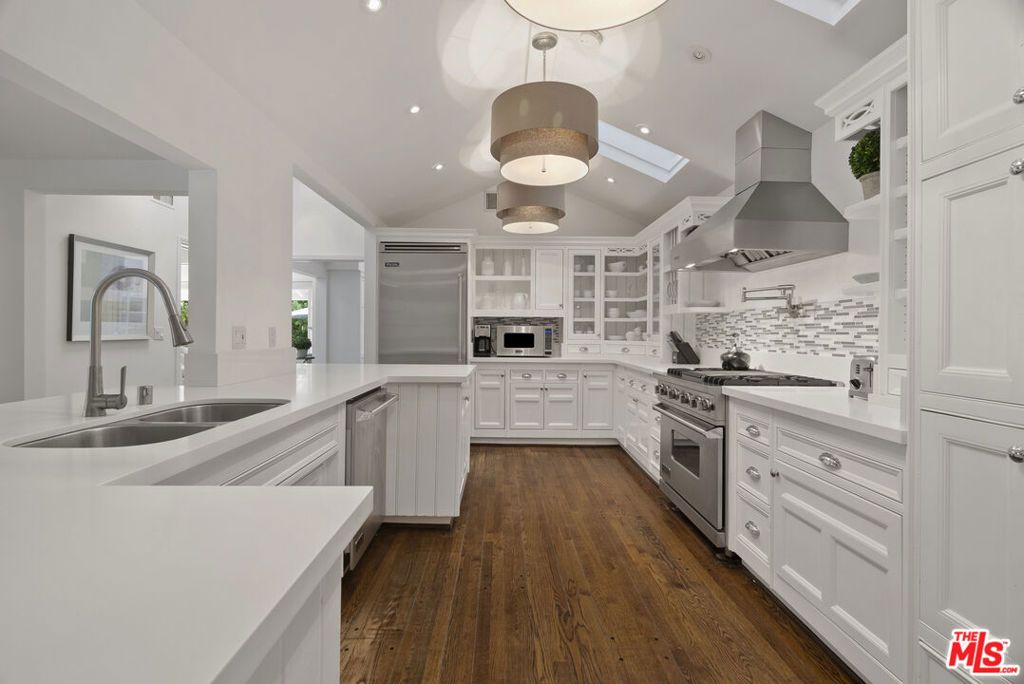 Image 19 of property listing at 2761 Hutton Drive, Los Angeles, CA 90210