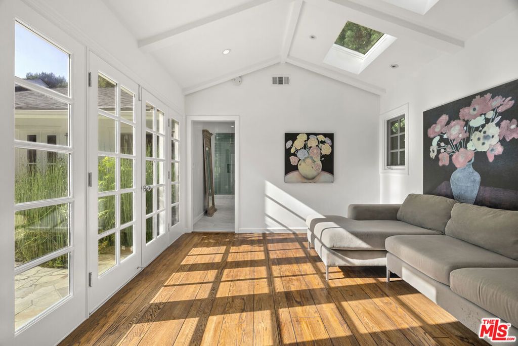 Image 24 of property listing at 2761 Hutton Drive, Los Angeles, CA 90210