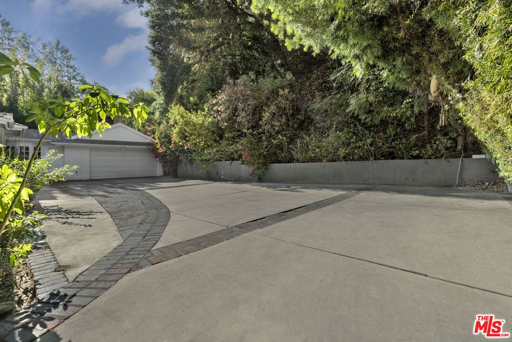 Image 3 of property listing at 2761 Hutton Drive, Los Angeles, CA 90210