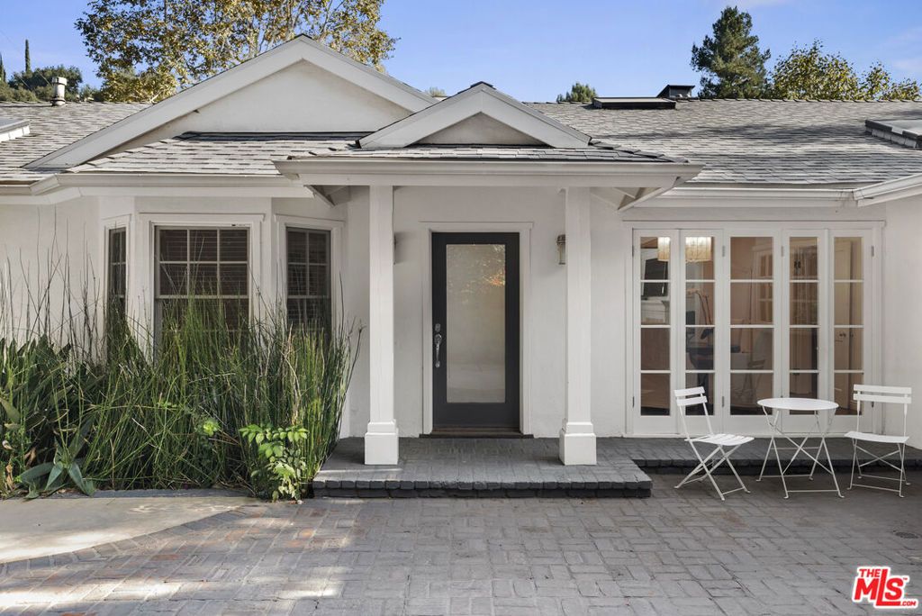Image 4 of property listing at 2761 Hutton Drive, Los Angeles, CA 90210