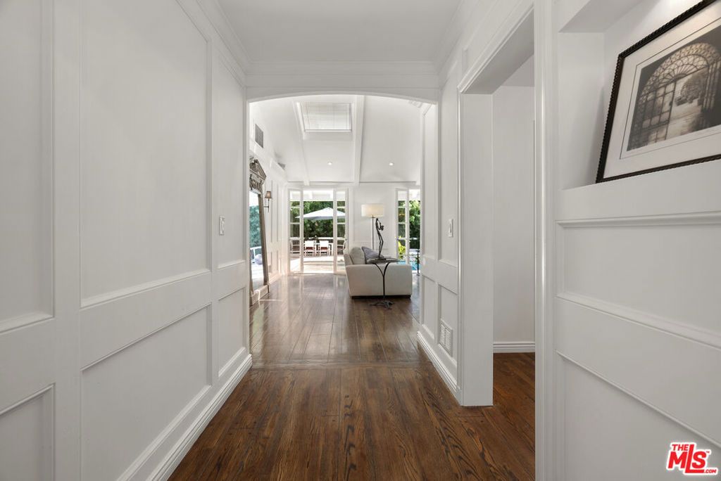 Image 5 of property listing at 2761 Hutton Drive, Los Angeles, CA 90210