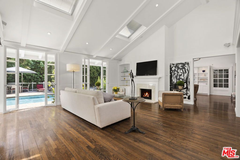 Image 6 of property listing at 2761 Hutton Drive, Los Angeles, CA 90210