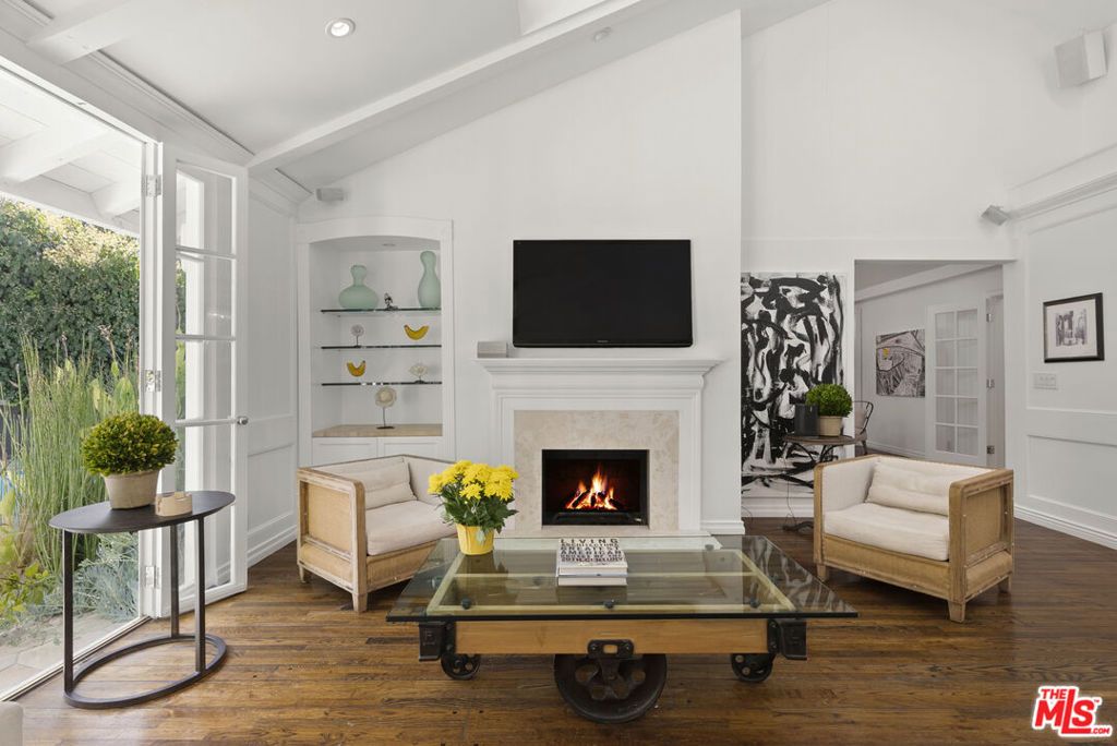 Image 7 of property listing at 2761 Hutton Drive, Los Angeles, CA 90210