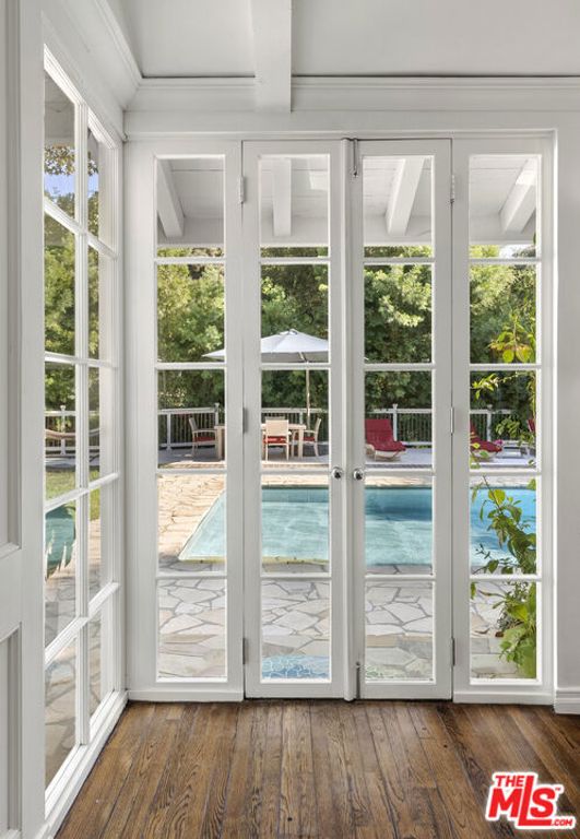 Image 8 of property listing at 2761 Hutton Drive, Los Angeles, CA 90210
