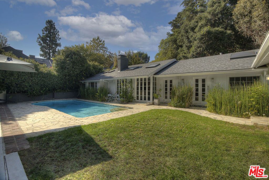 Image 9 of property listing at 2761 Hutton Drive, Los Angeles, CA 90210