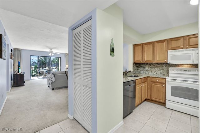 228 Fox Glen DR 3203, Naples, FL 34104