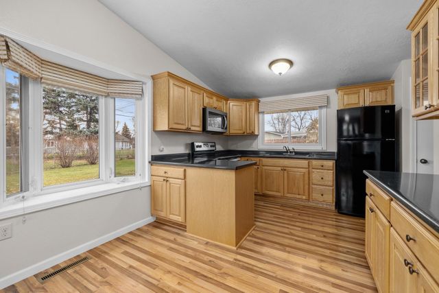 117 26th St SW, Minot, ND 58701