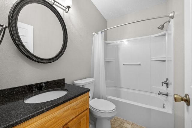 117 26th St SW, Minot, ND 58701