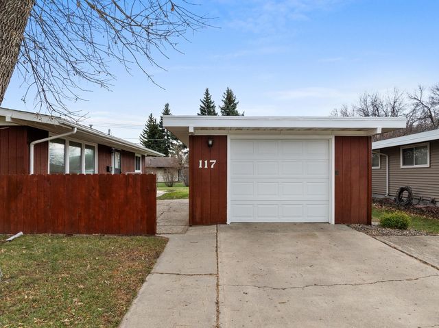 117 26th St SW, Minot, ND 58701