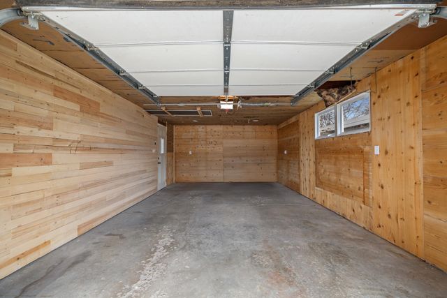 117 26th St SW, Minot, ND 58701