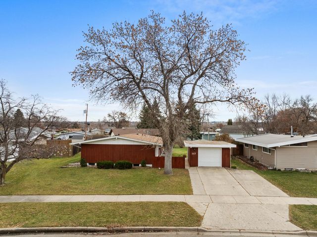 117 26th St SW, Minot, ND 58701