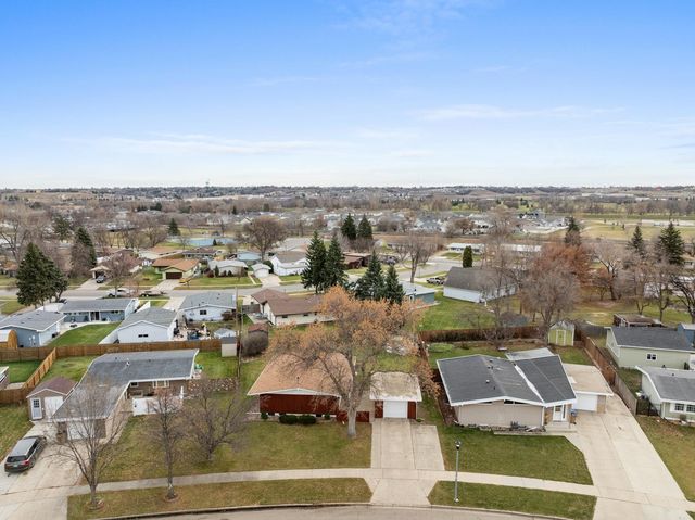 117 26th St SW, Minot, ND 58701