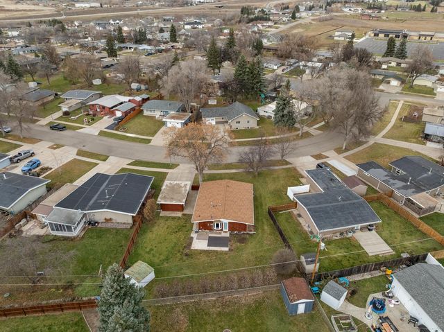 117 26th St SW, Minot, ND 58701