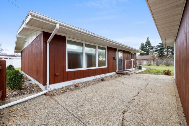 117 26th St SW, Minot, ND 58701