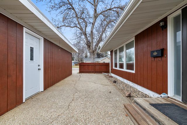 117 26th St SW, Minot, ND 58701