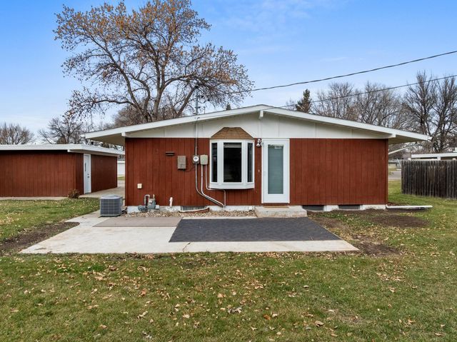 117 26th St SW, Minot, ND 58701