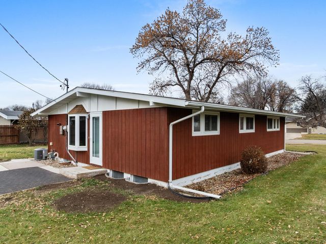 117 26th St SW, Minot, ND 58701