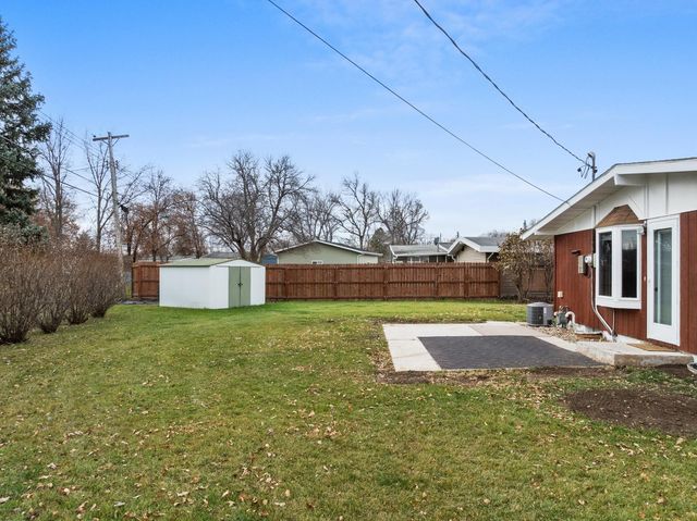 117 26th St SW, Minot, ND 58701