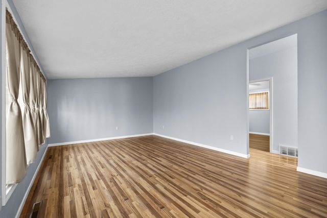 117 26th St SW, Minot, ND 58701