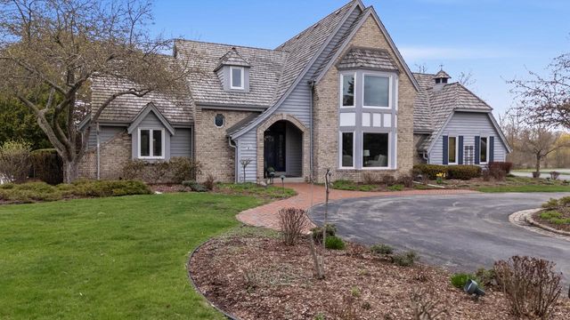 702 Haddonstone PLACE, Mequon, WI 53092