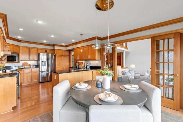 702 Haddonstone PLACE, Mequon, WI 53092