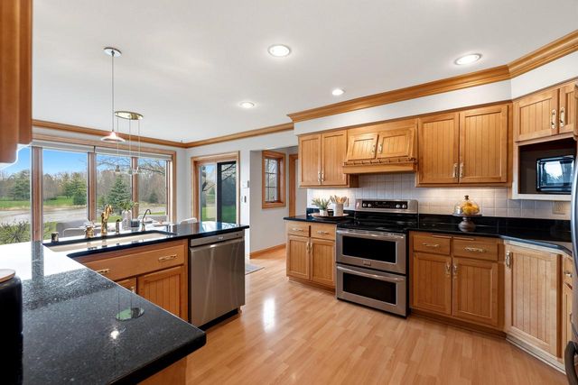 702 Haddonstone PLACE, Mequon, WI 53092