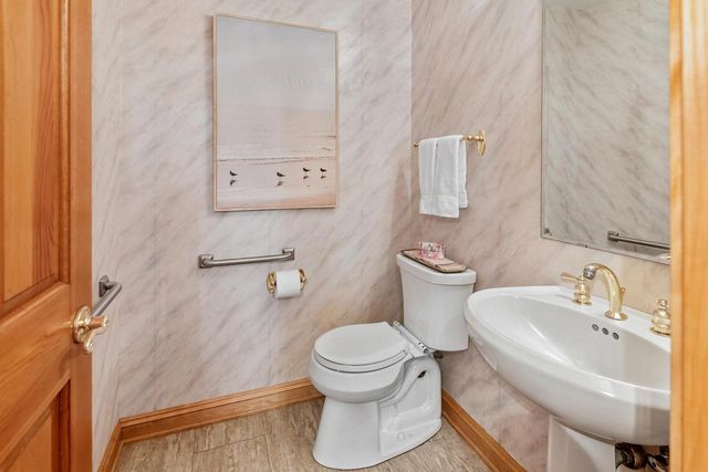 702 Haddonstone PLACE, Mequon, WI 53092