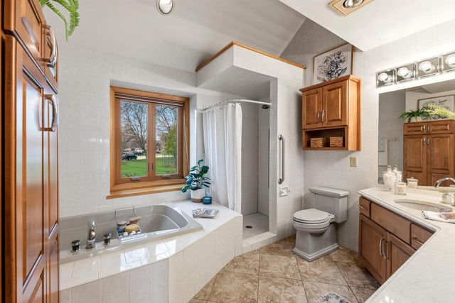 702 Haddonstone PLACE, Mequon, WI 53092