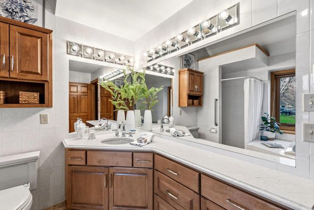 702 Haddonstone PLACE, Mequon, WI 53092