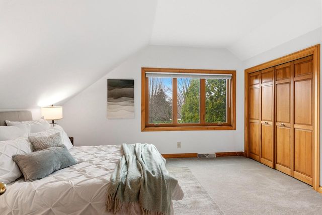 702 Haddonstone PLACE, Mequon, WI 53092