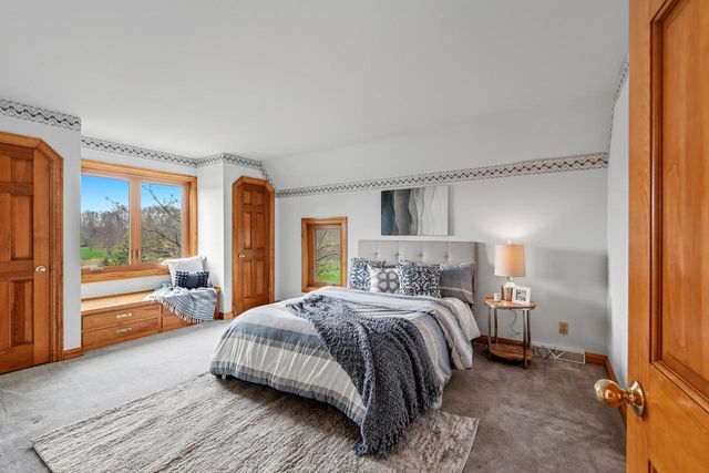 702 Haddonstone PLACE, Mequon, WI 53092